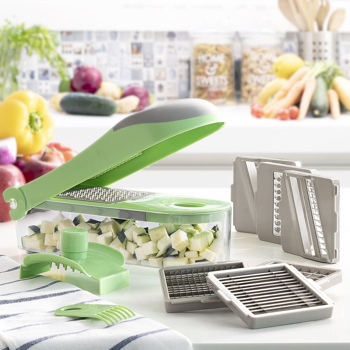 7 in 1 vegetable cutter, grater and mandolin with recipes and accessories Choppie Expert