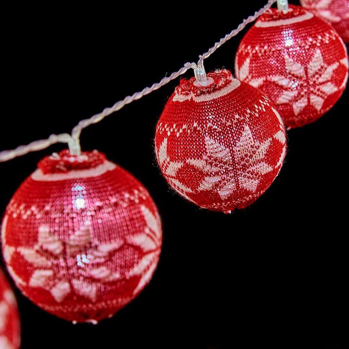 Wreath of LED Balls White Red 2 m Ø 6 cm