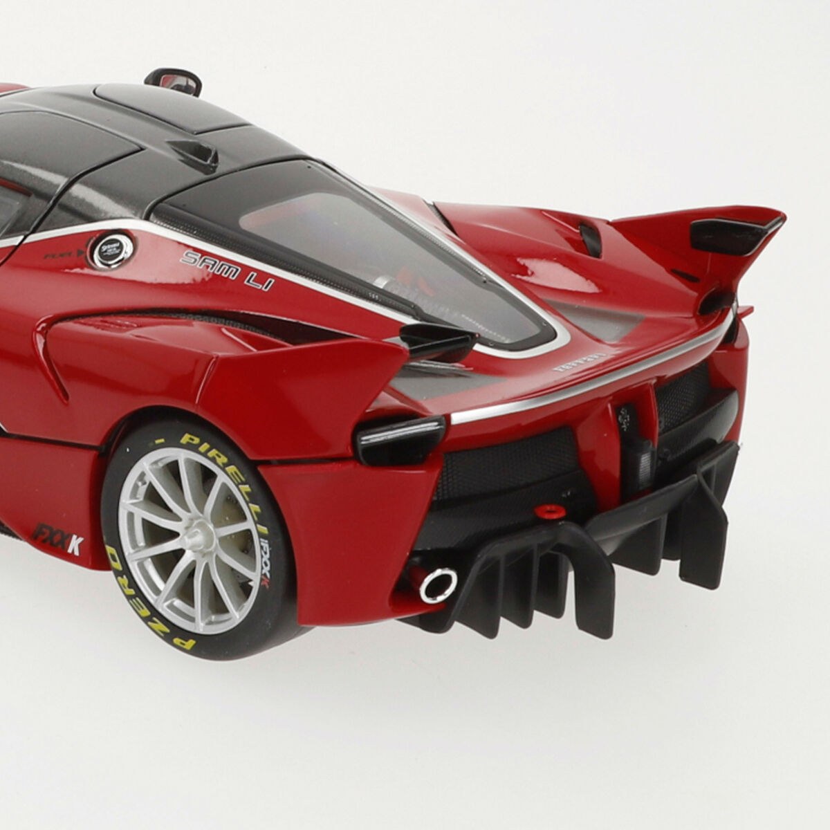 Автомобиль Ferrari FXX K #88 1:18