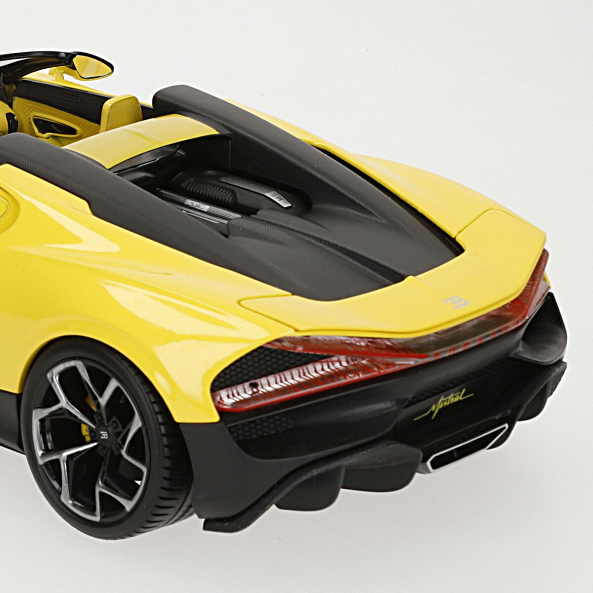 Автомобиль GT Bugatti Mistral 1:18